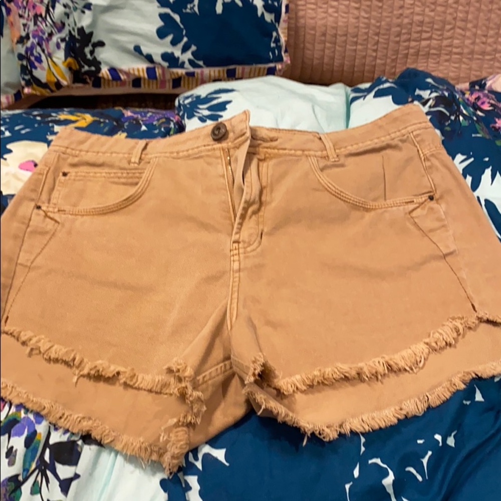 Adorable beige shorts